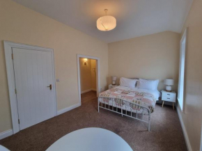 Derry Wall's Suite